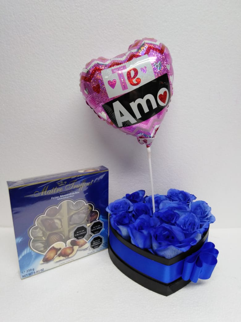 12 Rosas Azules en Caja Corazón mas Globito y Bombones de 250 Grs